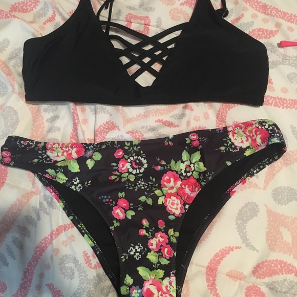 Bathingsuits - Picture 2 of 5